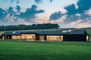 casa prefabbricata moderna su campo agricolo verde