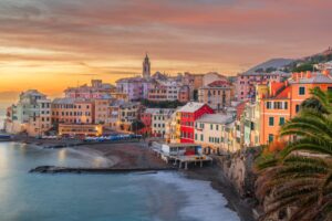 Quali Sono I Migliori B&B Mediterranei Tra Mare E Sole 8 case colorate fronte mare mediterraneo al tramonto
