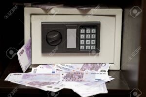 cassaforte bancaria con euro e lucchetto