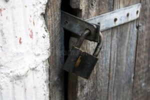 cassetta di sicurezza in legno chiusa con lucchetto