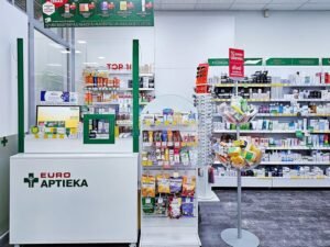 Come Ottenere Fondi Europei per l’Acquisto di una Farmacia 32 centro farmacia europea con bancone e clienti