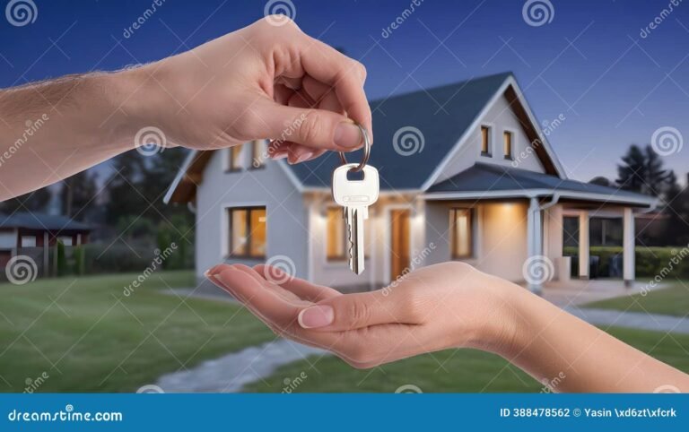 Come Si Può Trasferire Il Mutuo Su Un'Altra Casa Senza Problemi 6 chiavi casa nuova davanti a una casa accogliente