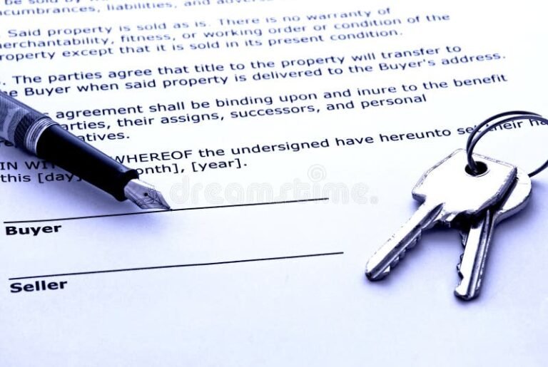 chiavi casa su documenti ufficiali ordinati