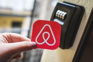 Come Iniziare a Usare Airbnb per Affittare la Tua Casa 1 chiavi di casa con cartello airbnb su tavolo