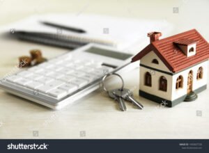 chiavi di casa con documenti e calcolatrice