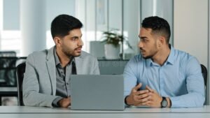 cliente bancario che negozia con consulente finanziario