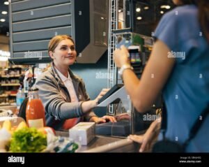 Come Offrire Pagamenti Rateali Ai Tuoi Clienti Per Incrementare le Vendite 2 cliente che consegna pagamento rateale a negoziante sorridente