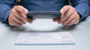 cliente che effettua deposito digitale su banca online