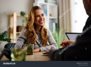 cliente che parla con consulente bancario sorridente 1