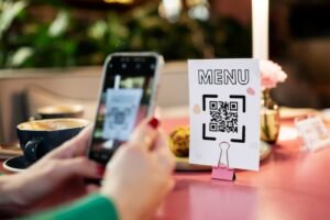 cliente che scansiona un qr code al ristorante