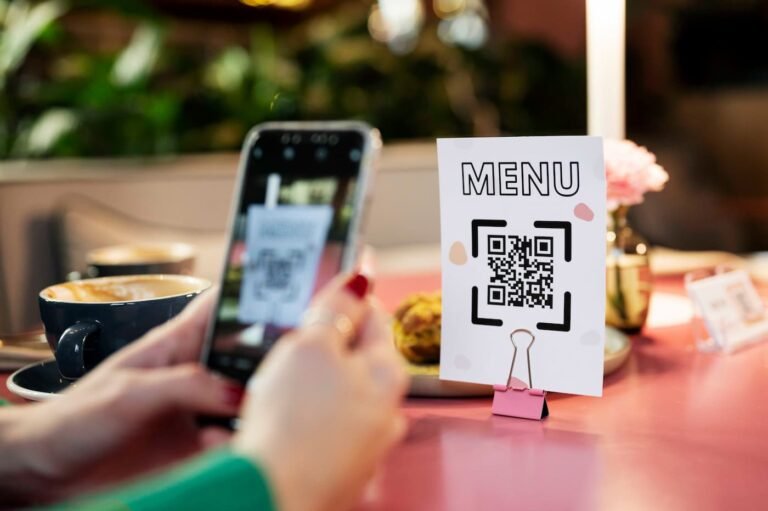 Come Creare e Utilizzare un Menu con QR Code nel Ristorante 25 cliente che scansiona un qr code al ristorante