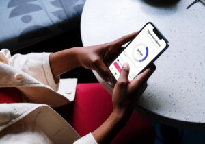 cliente che utilizza app bancaria su smartphone
