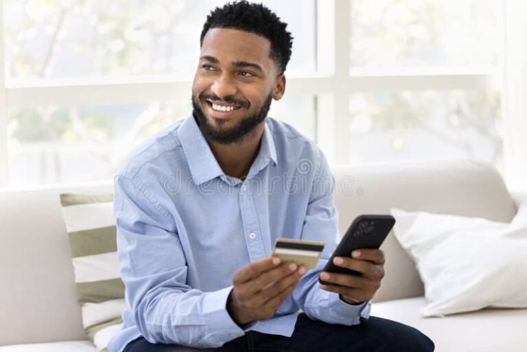 cliente felice che paga con smartphone