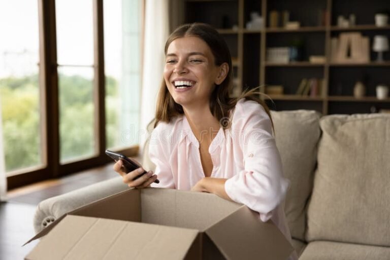 Come Gestire Gli Omaggi Ai Clienti Senza Problemi Con L'Iva 17 cliente felice che riceve un regalo aziendale