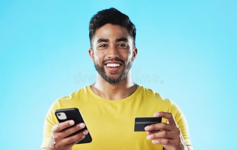 cliente felice con carta di pagamento digitale