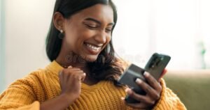 cliente felice con smartphone e scheda fedelta