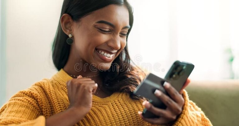 cliente felice con smartphone e scheda fedelta