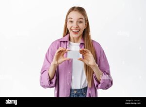 Quanto Tempo Occorre Per Ricevere La Carta Sella Personal Credit 45 cliente sorridente riceve carta di credito personalizzata