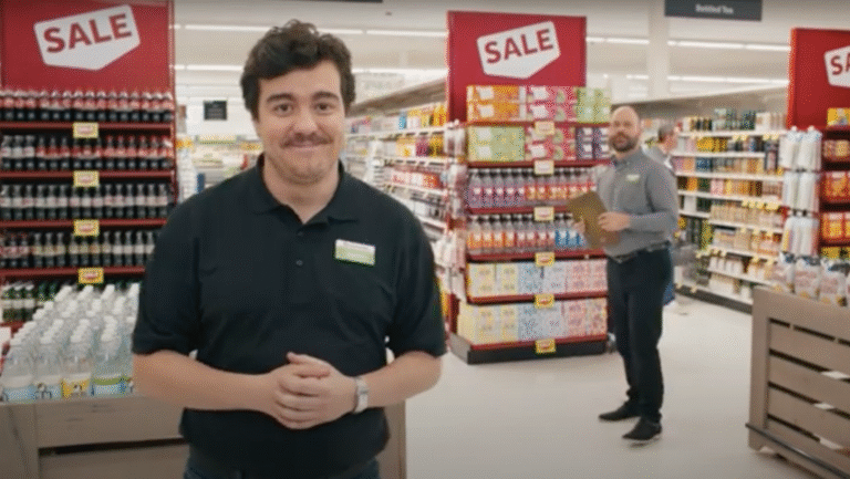 clienti entusiasti che fanno shopping in negozio