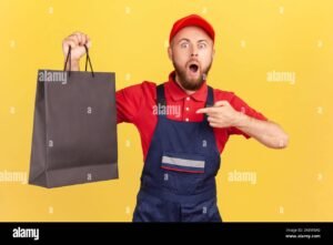 clienti entusiasti con sacchetti shopping neri