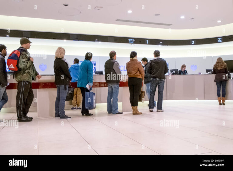 Quanti clienti ha Fineco e come gestisce il suo portafoglio utenti 2 clienti in fila davanti a banca moderna