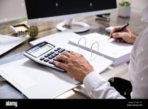 commercialista al lavoro con documenti finanziari