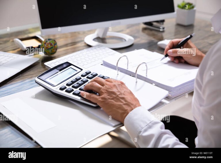 Quanto Costa un Commercialista All'Anno per la Gestione della Tua Attività 2 commercialista al lavoro con documenti finanziari