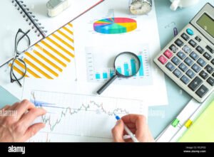 commercialista al lavoro con grafici e calcolatrice