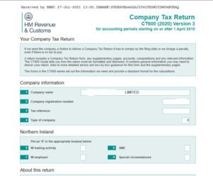 Quanto costa fare la dichiarazione dei redditi dal commercialista 7 commercialista che consegna documenti fiscali cliente
