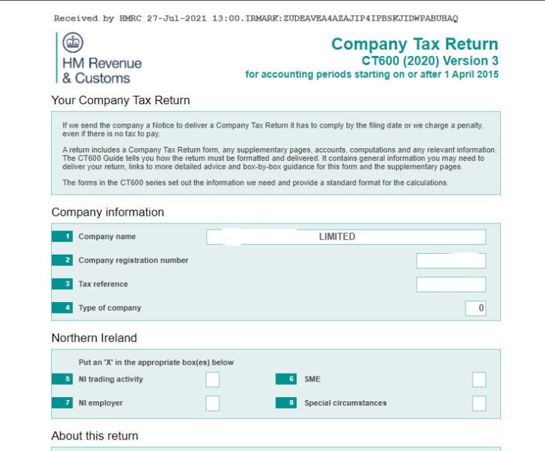 commercialista che consegna documenti fiscali cliente