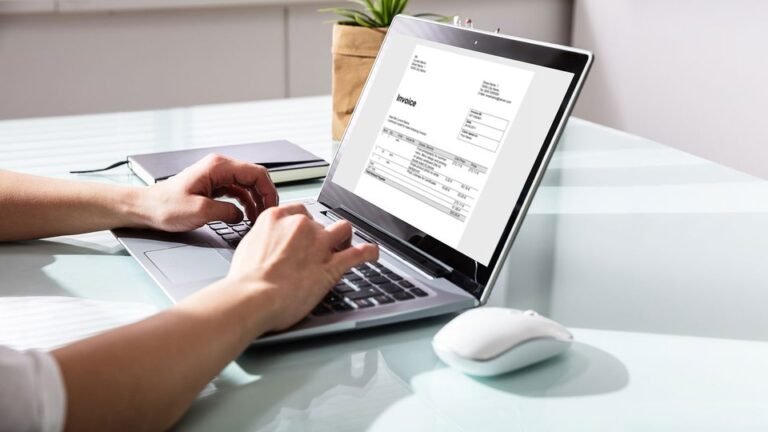 Come si emette una fattura elettronica per operazioni con Paesi extra UE 2 computer che mostra fattura elettronica digitale