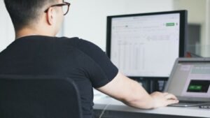 computer con fattura elettronica aperta e simbolo euro