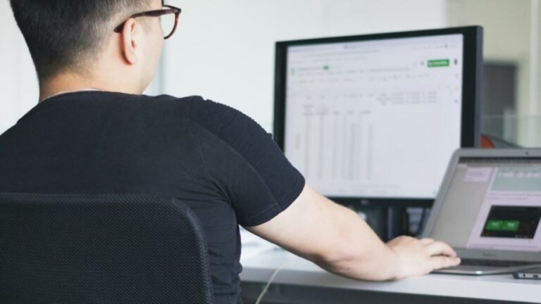 Come Emmettere Una Fattura PA Correttamente Secondo Agenzia delle Entrate 2 computer con fattura elettronica aperta e simbolo euro