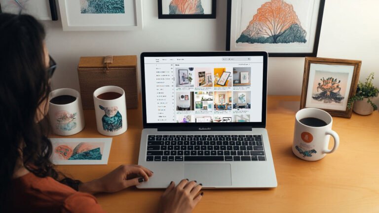 computer con sito etsy aperto e prodotti artigianali