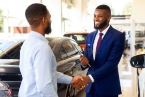 Come posso aprire una concessionaria auto passo dopo passo 11 concessionaria auto moderna con clienti e venditore