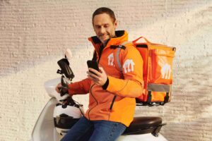 Just Eat Paga Alla Consegna: Come Funziona Il Pagamento 18 corriere just eat con borsa da consegna