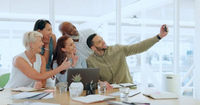 Come Funziona il Welfare Aziendale e Quali Vantaggi Offre ai Dipendenti 1 dipendenti felici in riunione aziendale serena