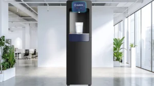 distributore acqua moderna con bicchiere trasparente