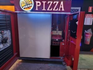 distributore automatico pizza in funzione con pizza calda