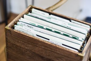 documenti fiscali organizzati su tavolo ordinato