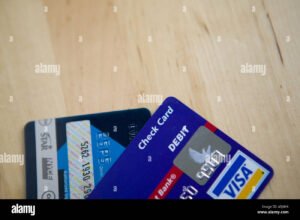 Si Possono Avere Due Conti Correnti in Banche Diverse Contemporaneamente 26 due carte di debito su un tavolo