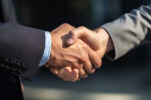 due mani che si stringono su contratto bancario