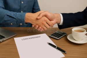 Posso Aprire Partita IVA Pur Essendo Lavoratore Dipendente 40 due mani che stringono un contratto e calcolatrice