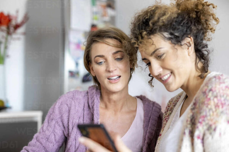 Come Funziona Un Conto Trade Republic Cointestato 2 due persone che guardano uno smartphone insieme