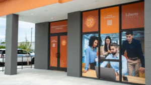 Come posso trovare un'azienda tramite l'ufficio camerale 6 edificio ufficio camerale con persone allingresso