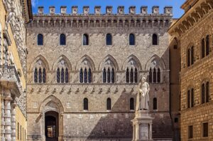 facciata storica banca monte dei paschi siena
