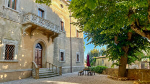 facciata storica di bed and breakfast toscana