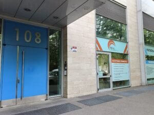 facciata ufficio caf con insegna chiara