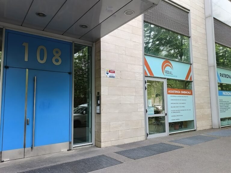 Come Si Accede Ai Servizi Del CAF Piazza Campetto A Genova 1 facciata ufficio caf con insegna chiara