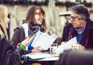 famiglia che discute con consulente finanziario